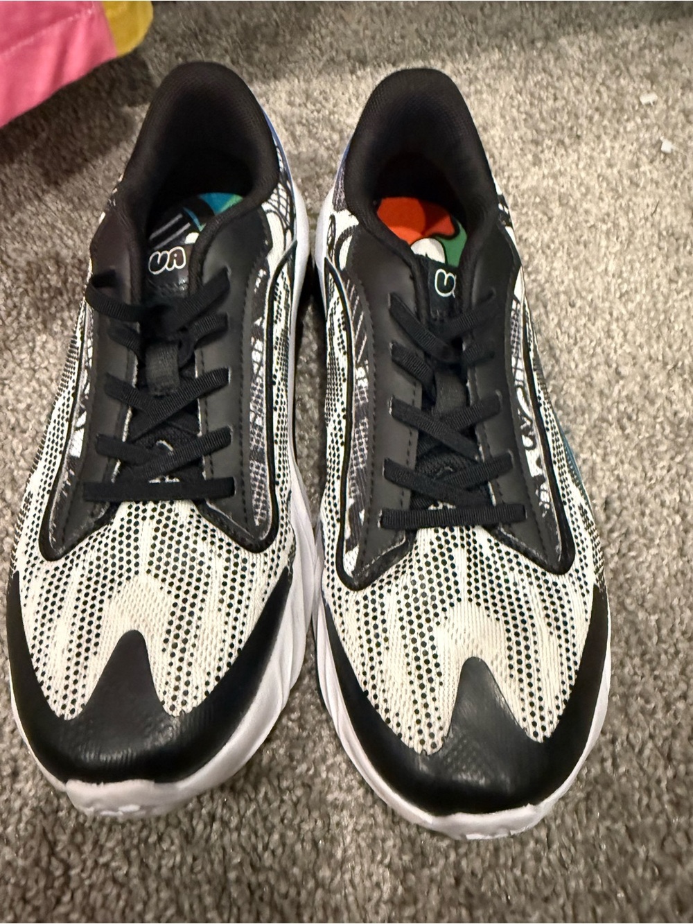 Under Armour-SCRAMJET Black & White Athletic Sneakers with Blue Accent sz 3kids - Picture 2 of 6